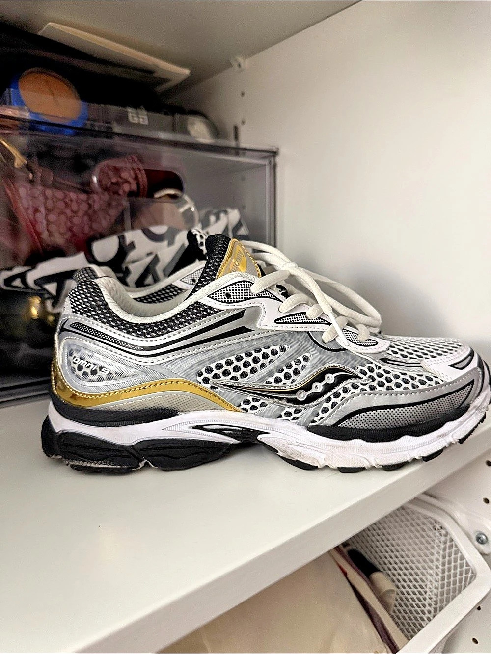 Saucony ProGrid Omni 9 Silver Gold Athletic Shoes